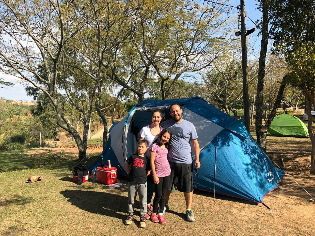 Família acampando com barraca Aluga trip